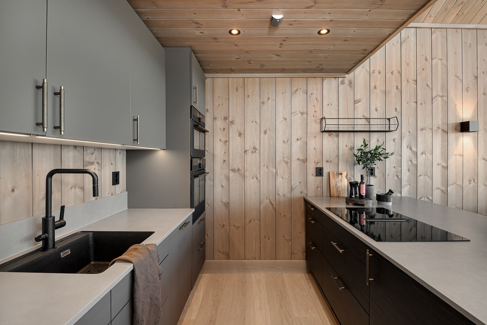 Videre byr kjøkkenet på plass til integrerte hvitevarer som; koketopp, stekeovn og kjøleskap. Se pkt. innbo og løsøre for nærmere informasjon om hvilken hvitevarer som medfølger. Galleribilde