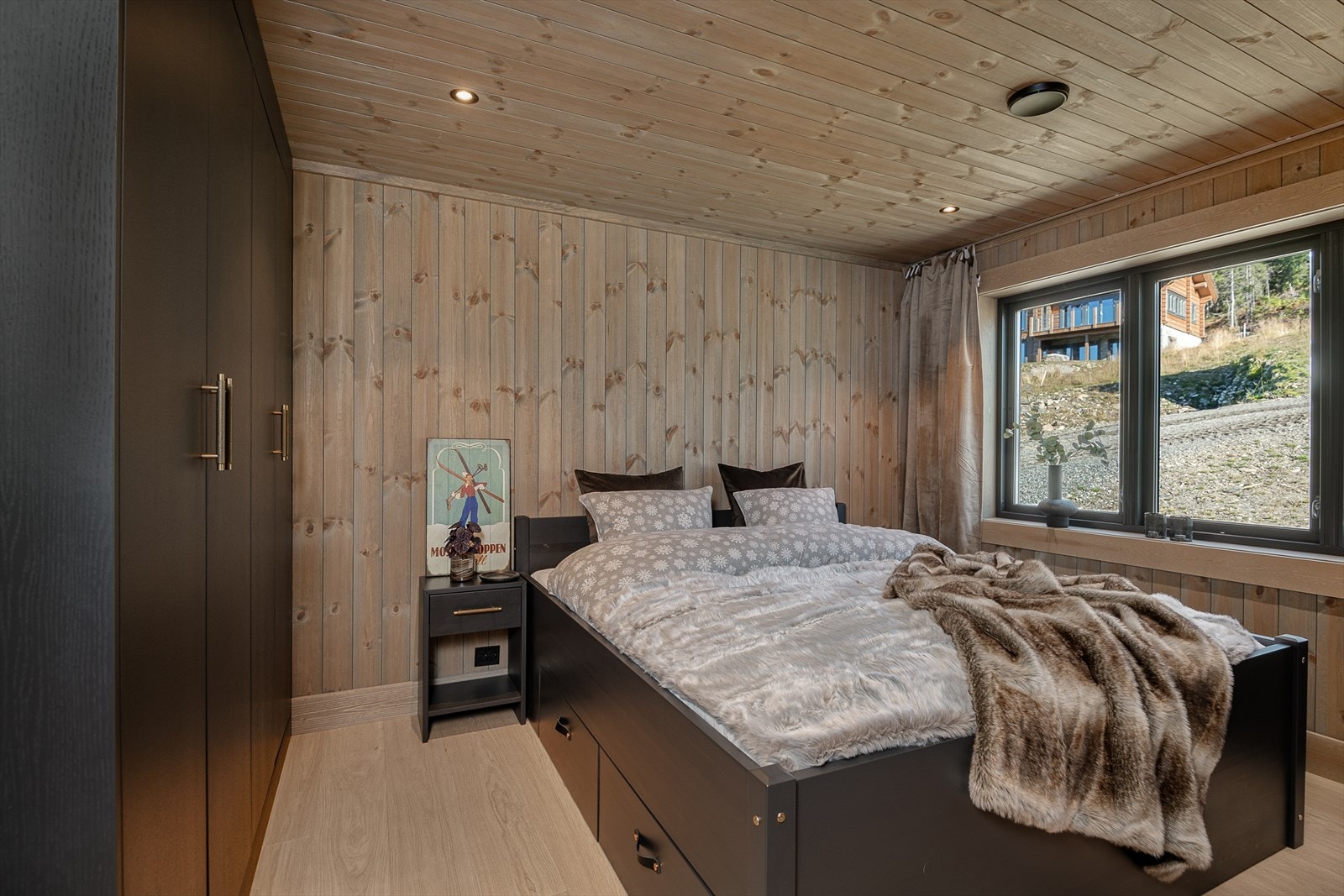 Videre byr hytten på fem soverom, hvor et er beliggende i underetasjen og to i første etasje. Dette rommet har plassbygd garderobe. Galleribilde