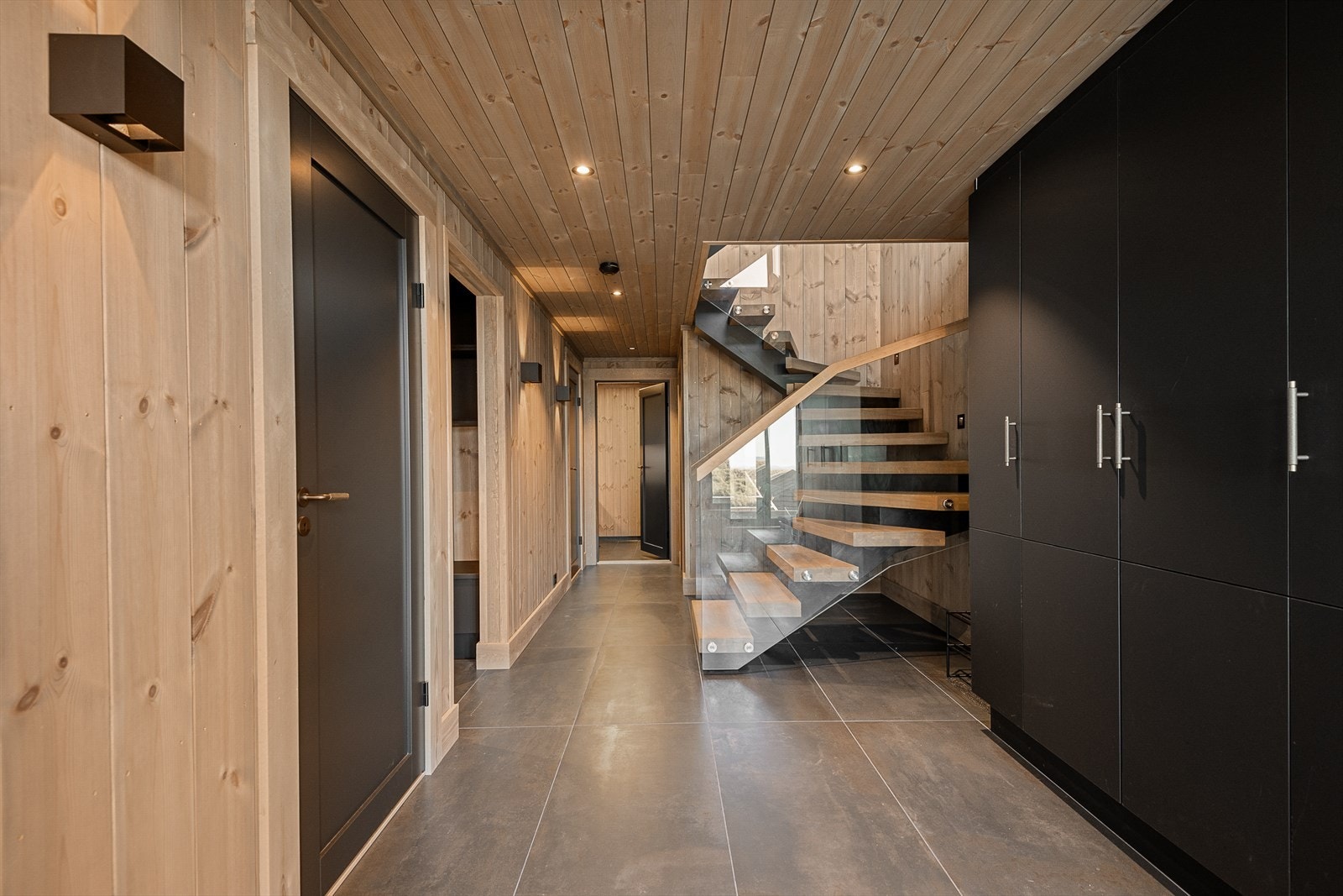 Romslig entré med god plass til oppbevaring i plassbygde garderobeskap. Galleribilde