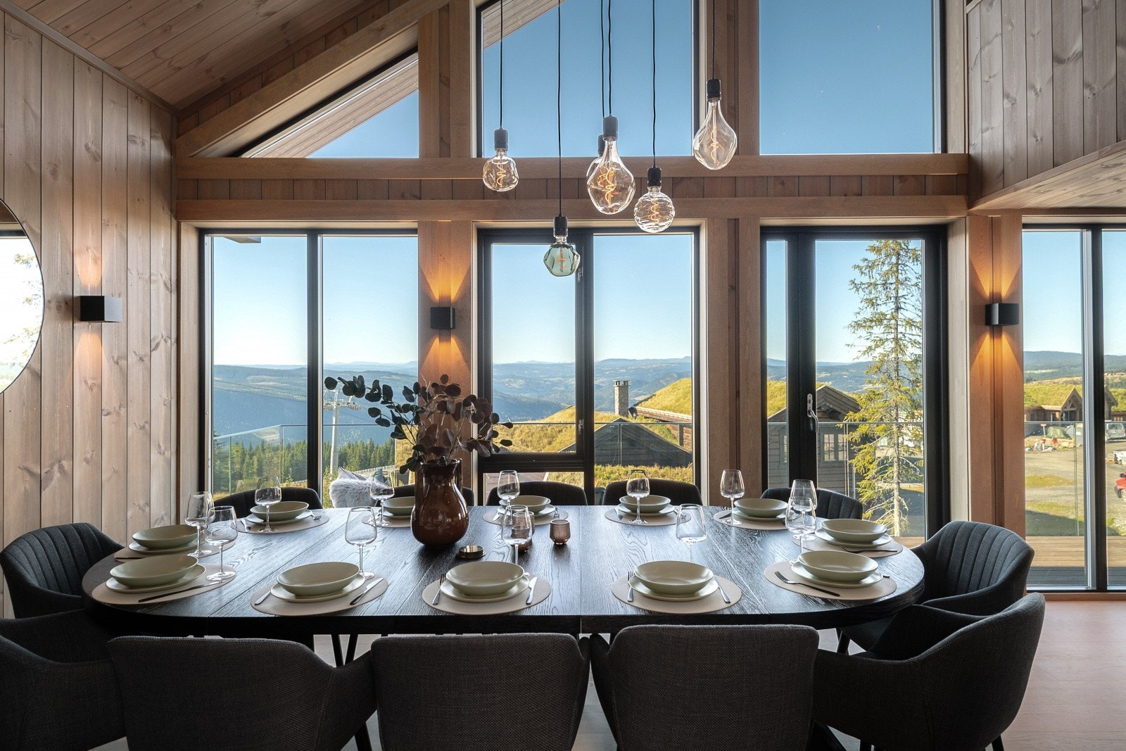 Hytten varmes opp via bergvarme og det er vannbåren gulvvarme underetasjen og hovedetasjen. Galleribilde