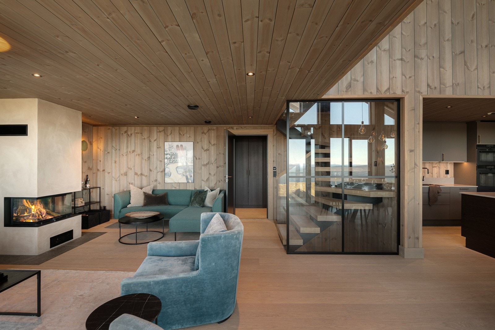 Stuen er romslig, og har god plass til å møblere inn i flere soner for å skape den stuen du selv ønsker. Galleribilde