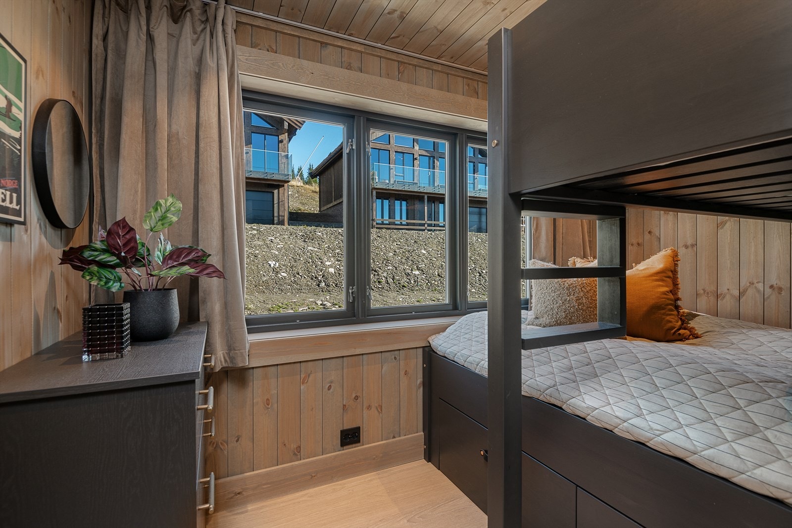 Soverom ll med tilgang til eget bad. Alle sengene som er i hytten medfølger handelen. Galleribilde