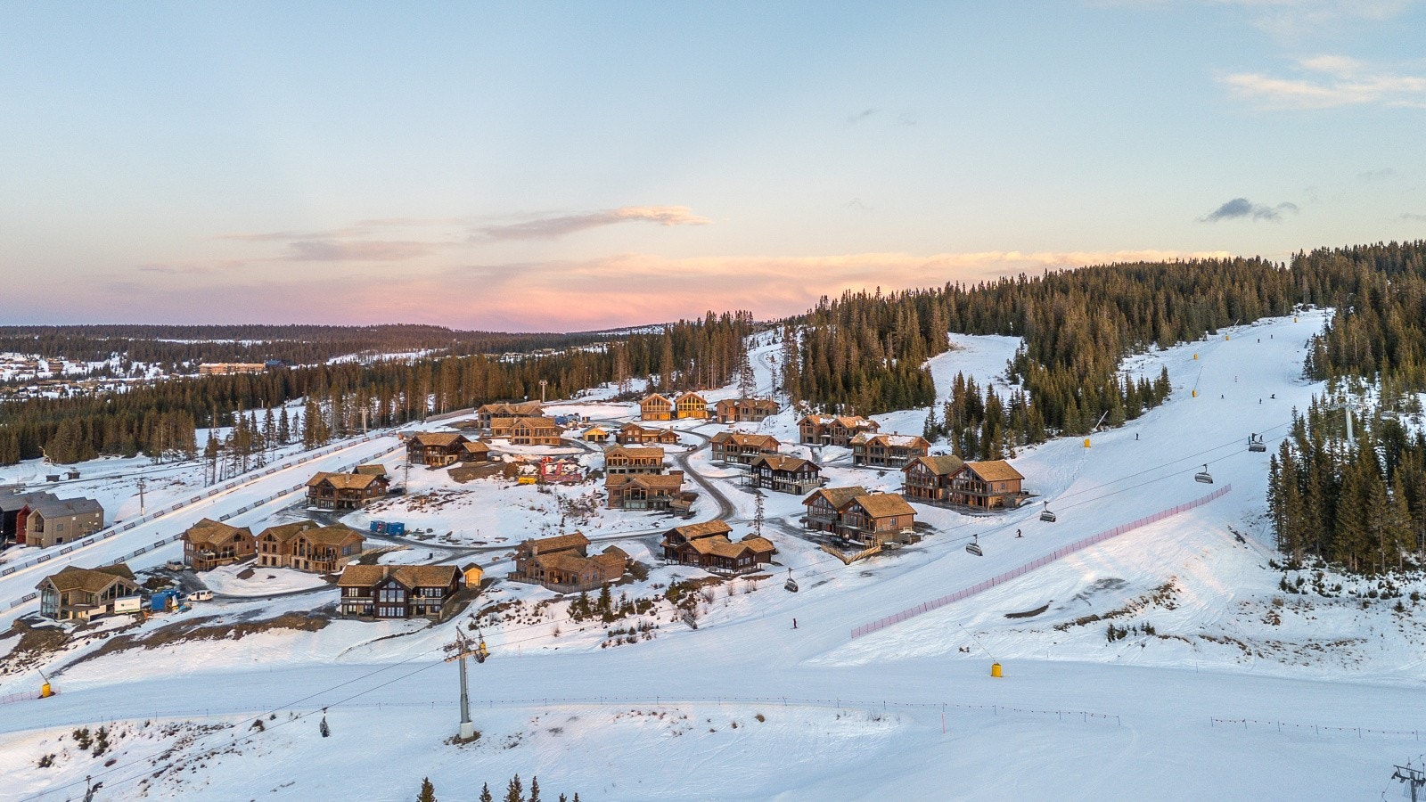 Tomten byr på gode solforhold og nydelig, lang og vidstrakt utsikt. Det er parkeringsmuligheter på egen tomt. Galleribilde