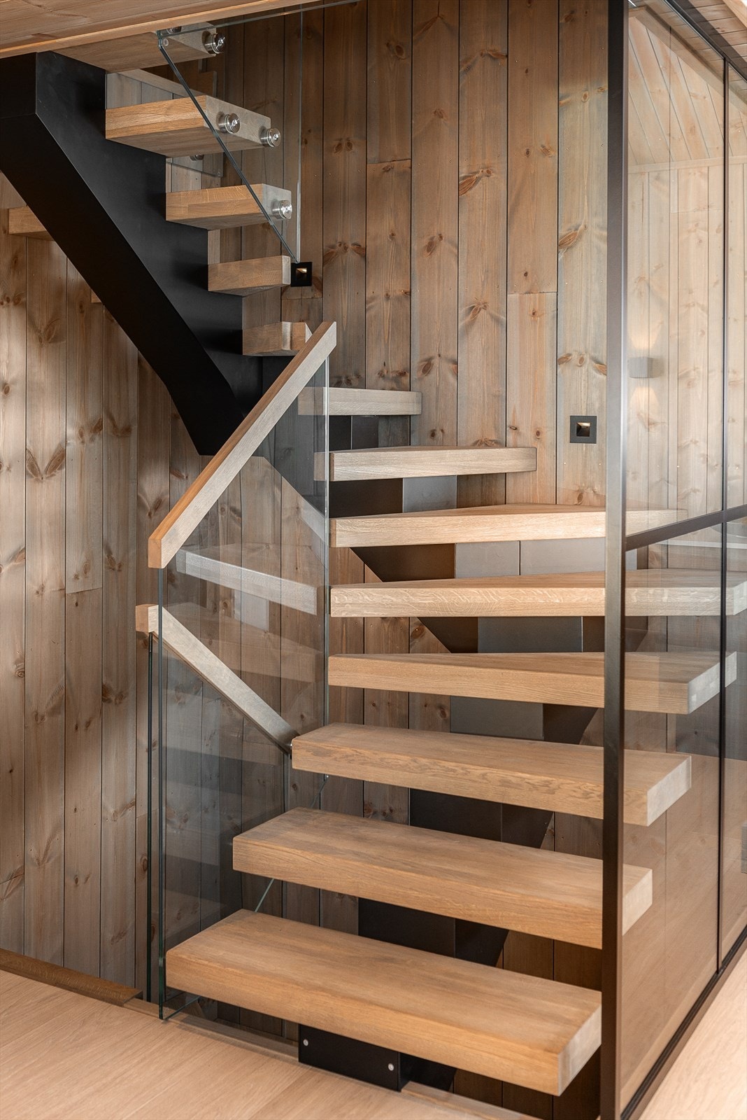Hytten har en lekker og eksklusiv trapp med tilhørende vegg-belysning, som gir et godt uttrykk i rommet. Galleribilde