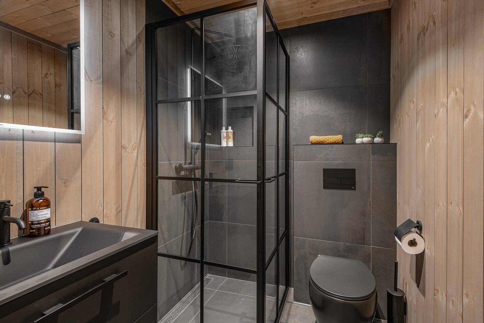 Baderom som ligger i tilknytning til det ene soverommet i første etasje. Galleribilde