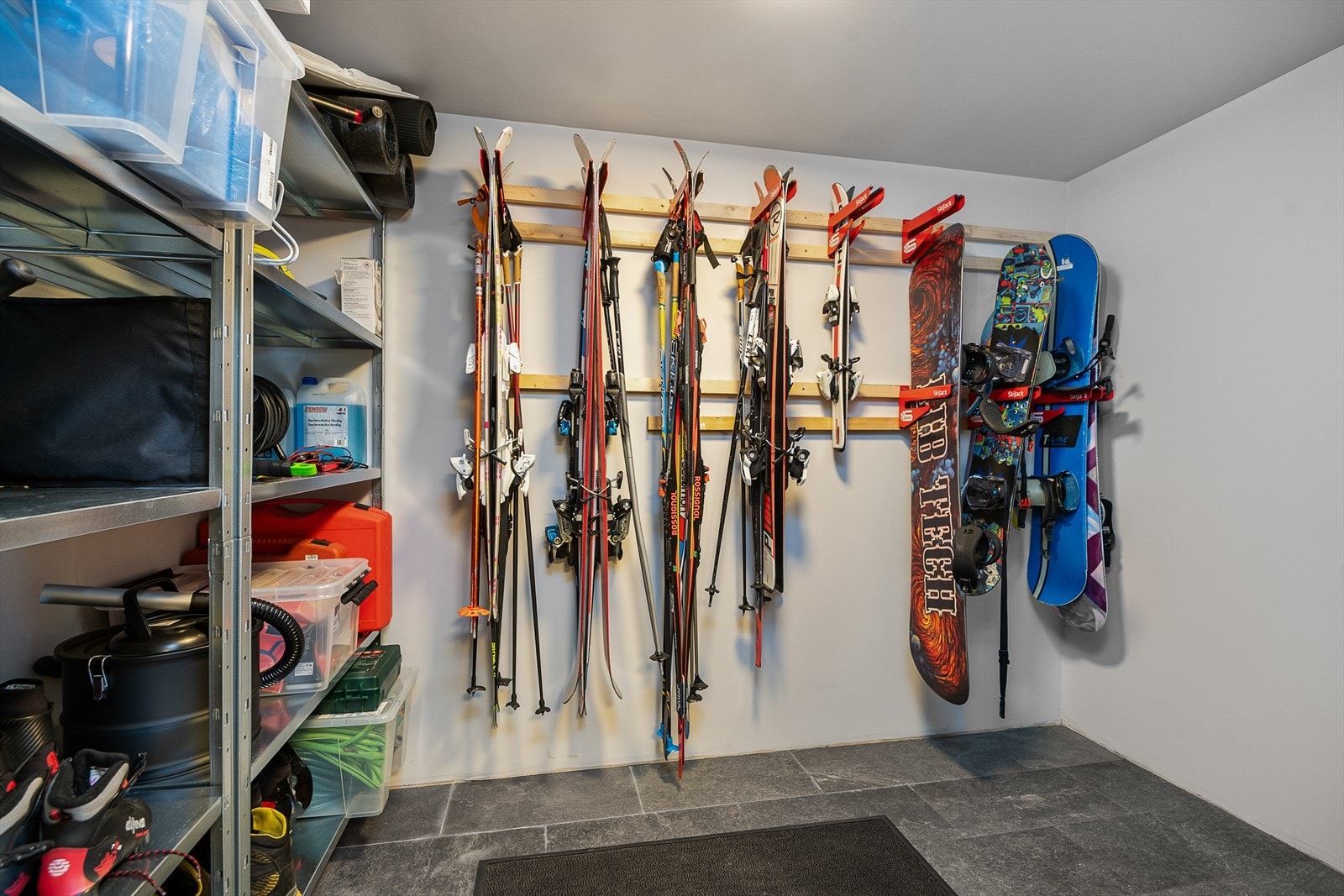 Hytten har en praktisk og romslig sportsbod i underetasje og generelt rikelig med lagringsmuligheter. Galleribilde