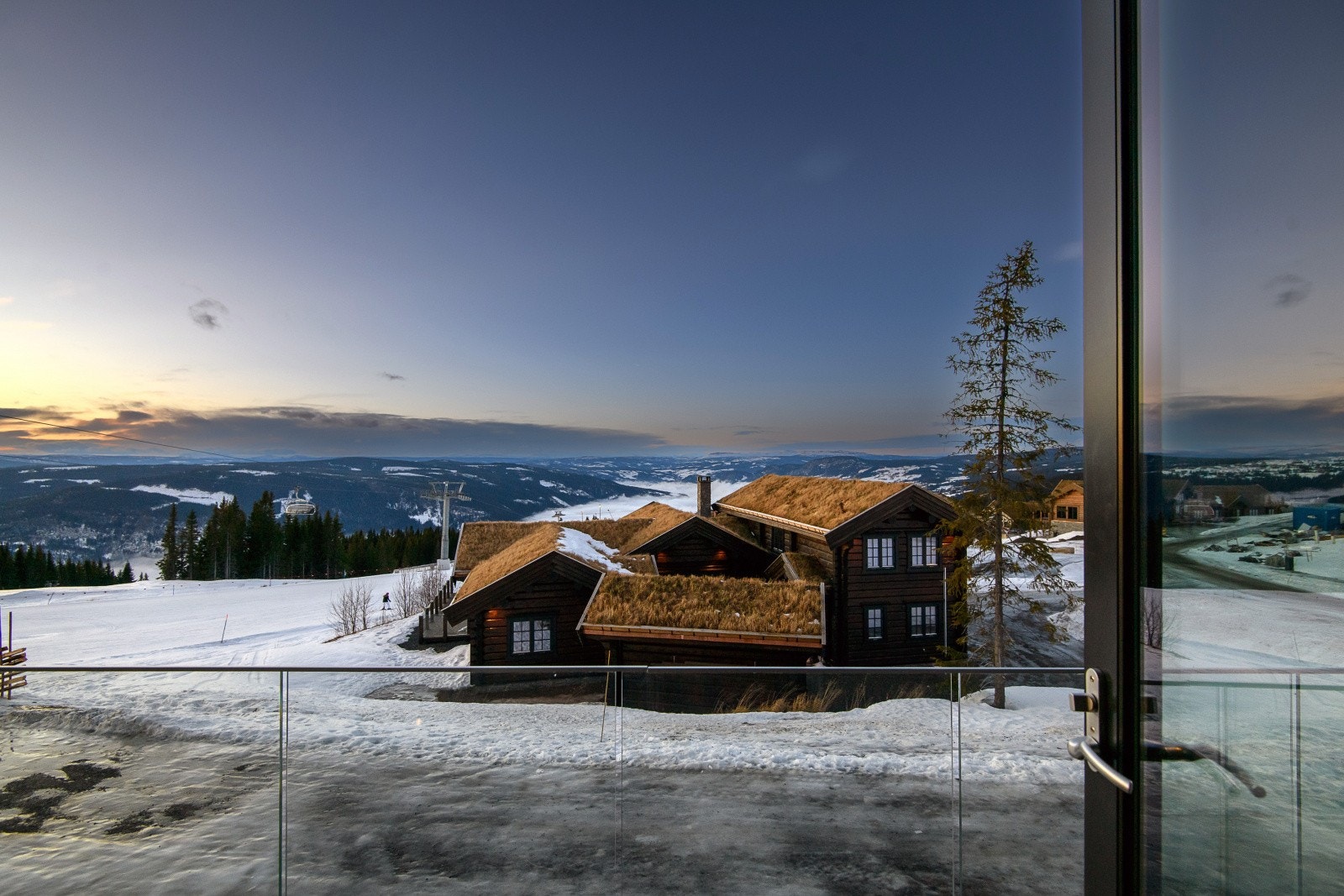Fra hytta er det flott utsikt mot omgivelsene og omkringliggende fjellandskap. Fra tomten sklir man rett ut i alpinbakken på venstre side. Galleribilde