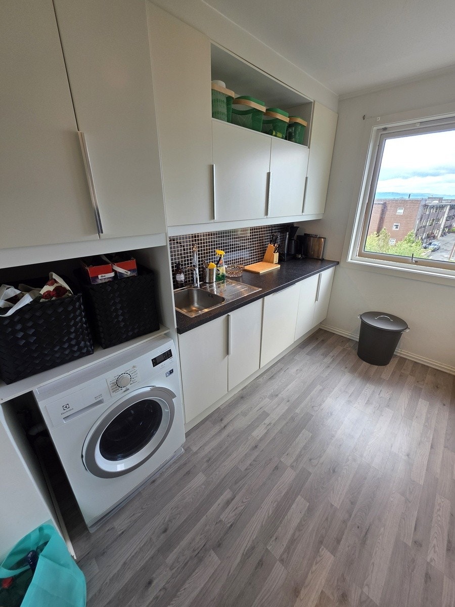 Kjøkken med vaskemaskin Galleribilde