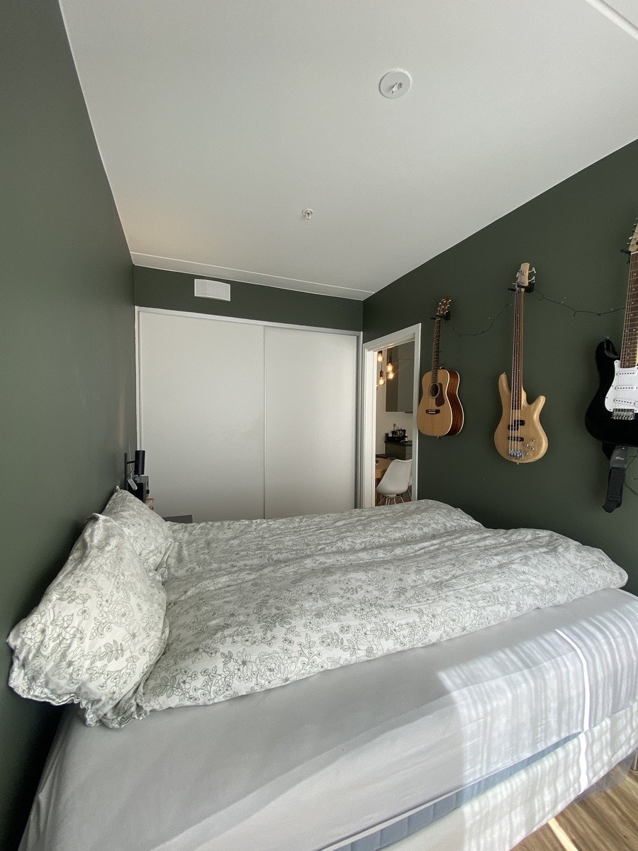 Soverom med walk-in closet med mye oppbevaringsmuligheter. Galleribilde