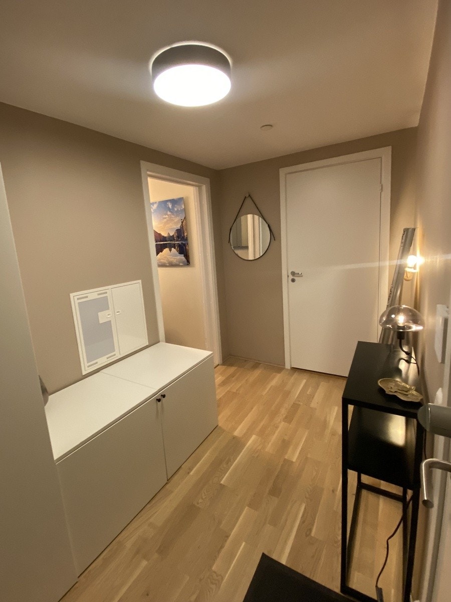 Stor gang med masse oppbevaringsplass. Galleribilde