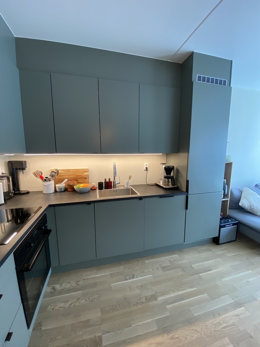 Kjøkkenet. Masse oppbevaringsplass og mye benkeplass. Følger med alt av kjøkkenutstyr hvis man ønsker det. Galleribilde