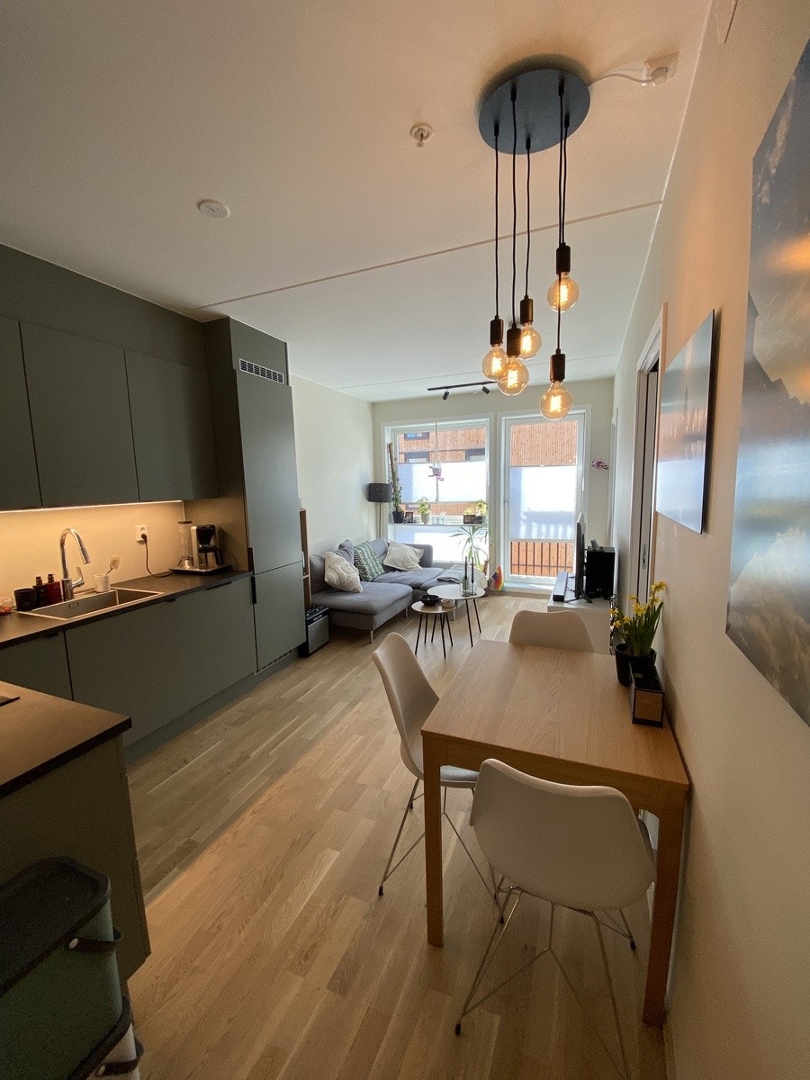 Stue og kjøkken sett fra gangen. Galleribilde