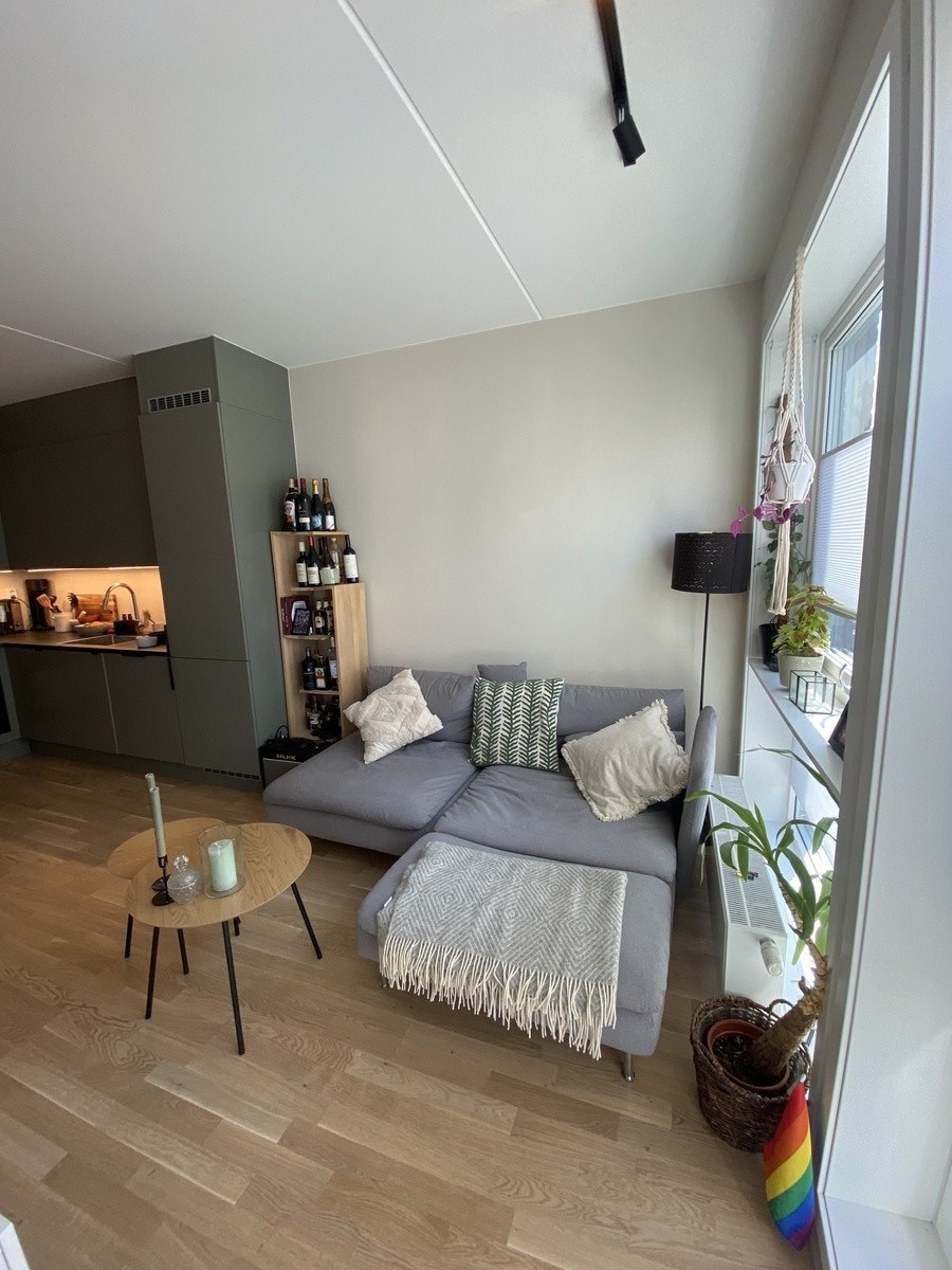 Stue. Følger med tv med lydplanke og apple-TV. Galleribilde