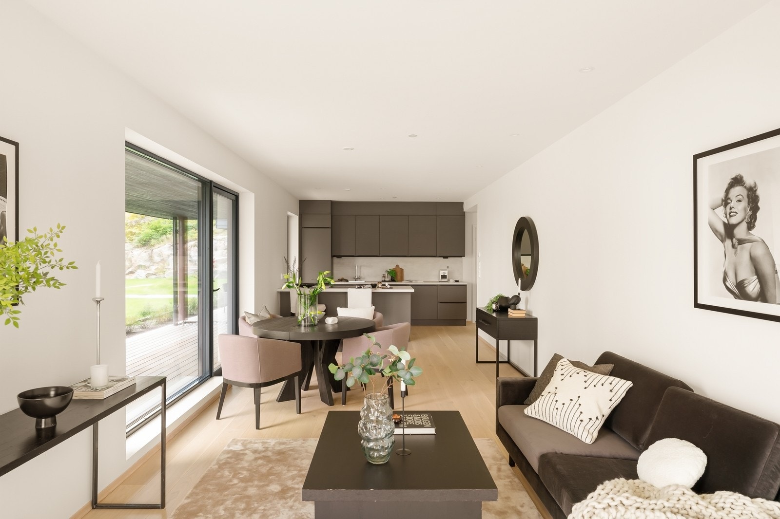 Store vinduer som gir rikelig med sollys Galleribilde