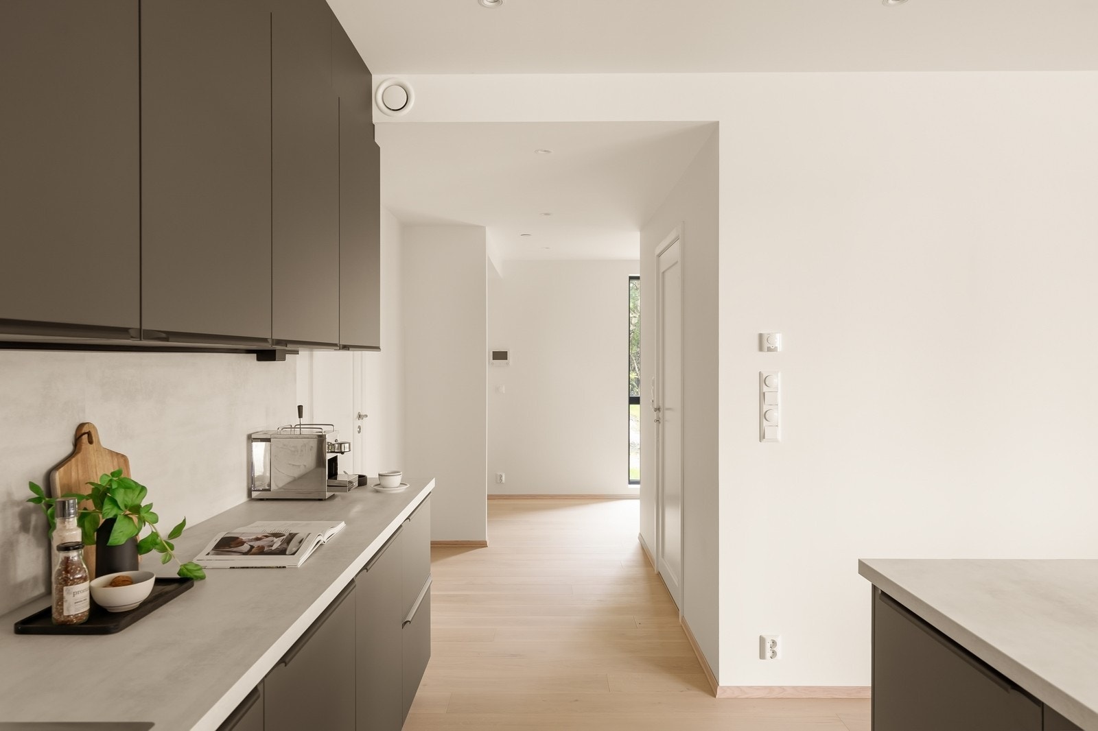 Romslig benkeplass Galleribilde