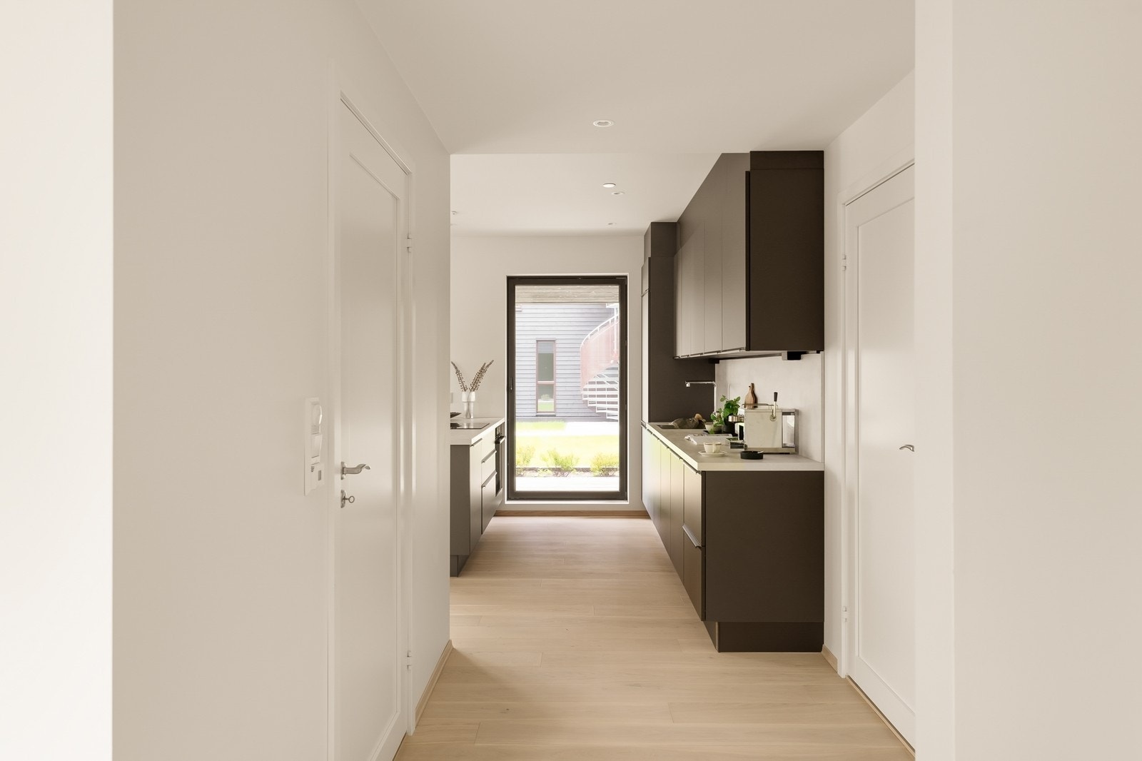 Entre med inngang til bad, soverom og kjøkken Galleribilde