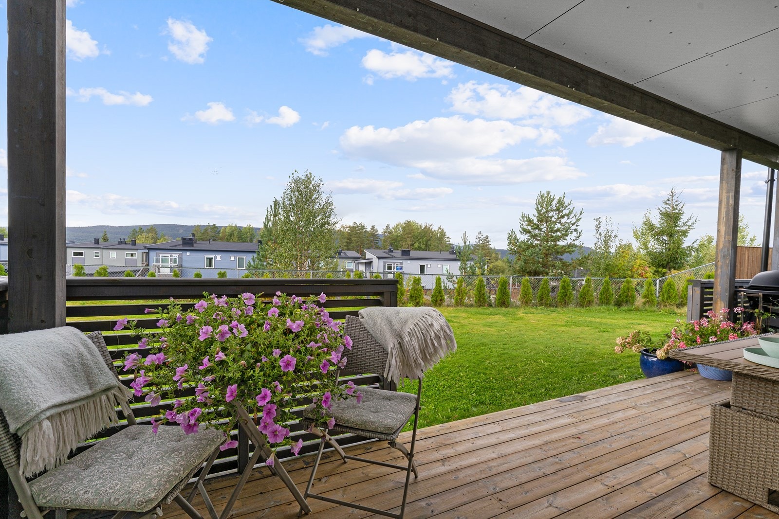 Terrassen blir en forlengelse av oppholdsrommet på sommerstid. Her er det enkelt å bevege seg utendørs. Galleribilde