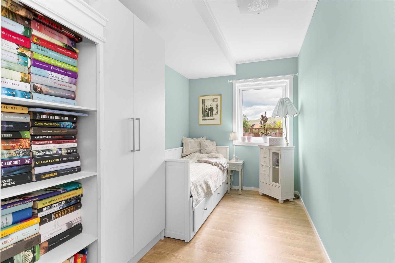 Lyst og pent soverom nr. 2, også med garderobeplass og mulighet for sengeløsning etter eget ønske. Selger har i dag en seng som kan dras ut til dobbeltseng. Galleribilde