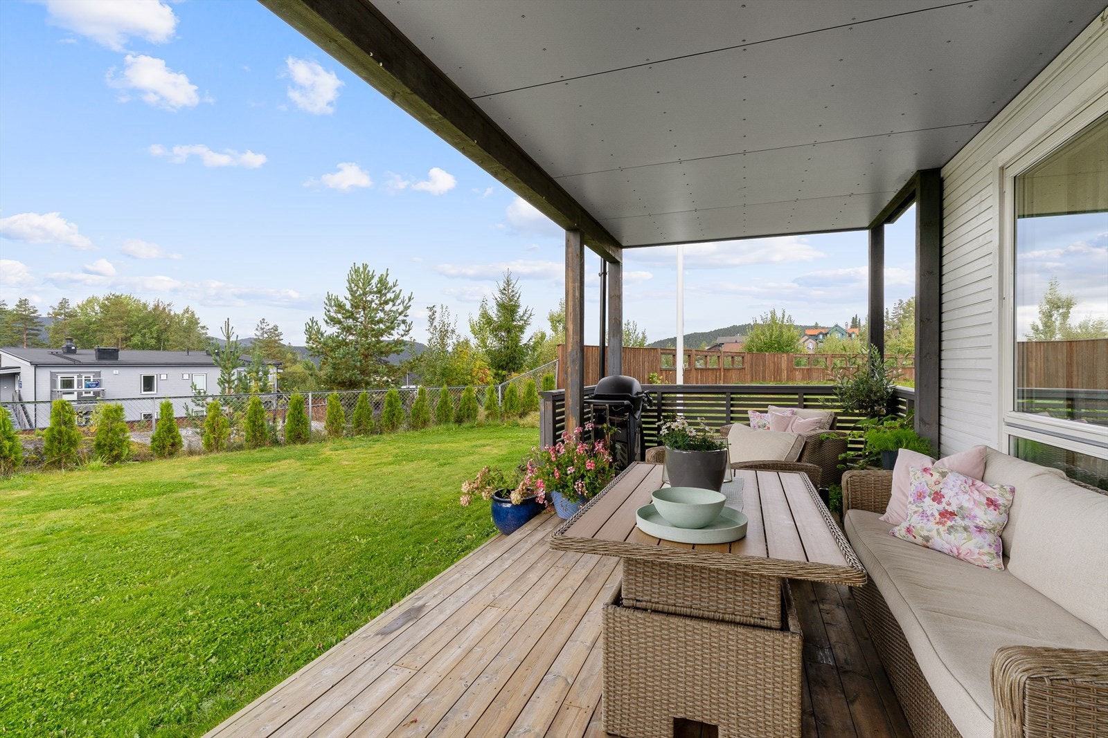 Markterrassen innbyr til hyggelige lag på varme sommerkvelder. Galleribilde