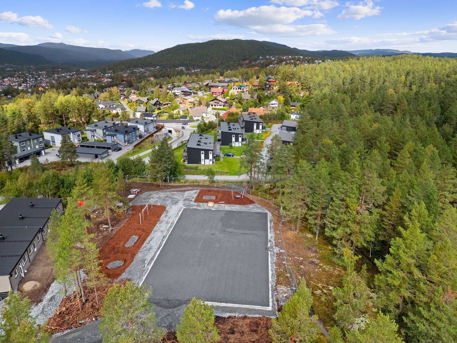 Stor ny lekeplass rett på oppsiden av borettslaget. Perfekt for besøk av barn eller barnebarn. Galleribilde