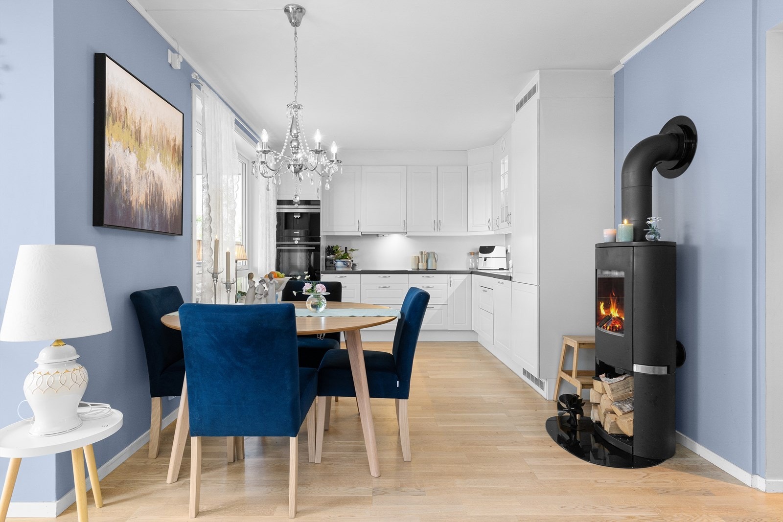 Det er montert peis i mellom stue og kjøkkendel. Galleribilde