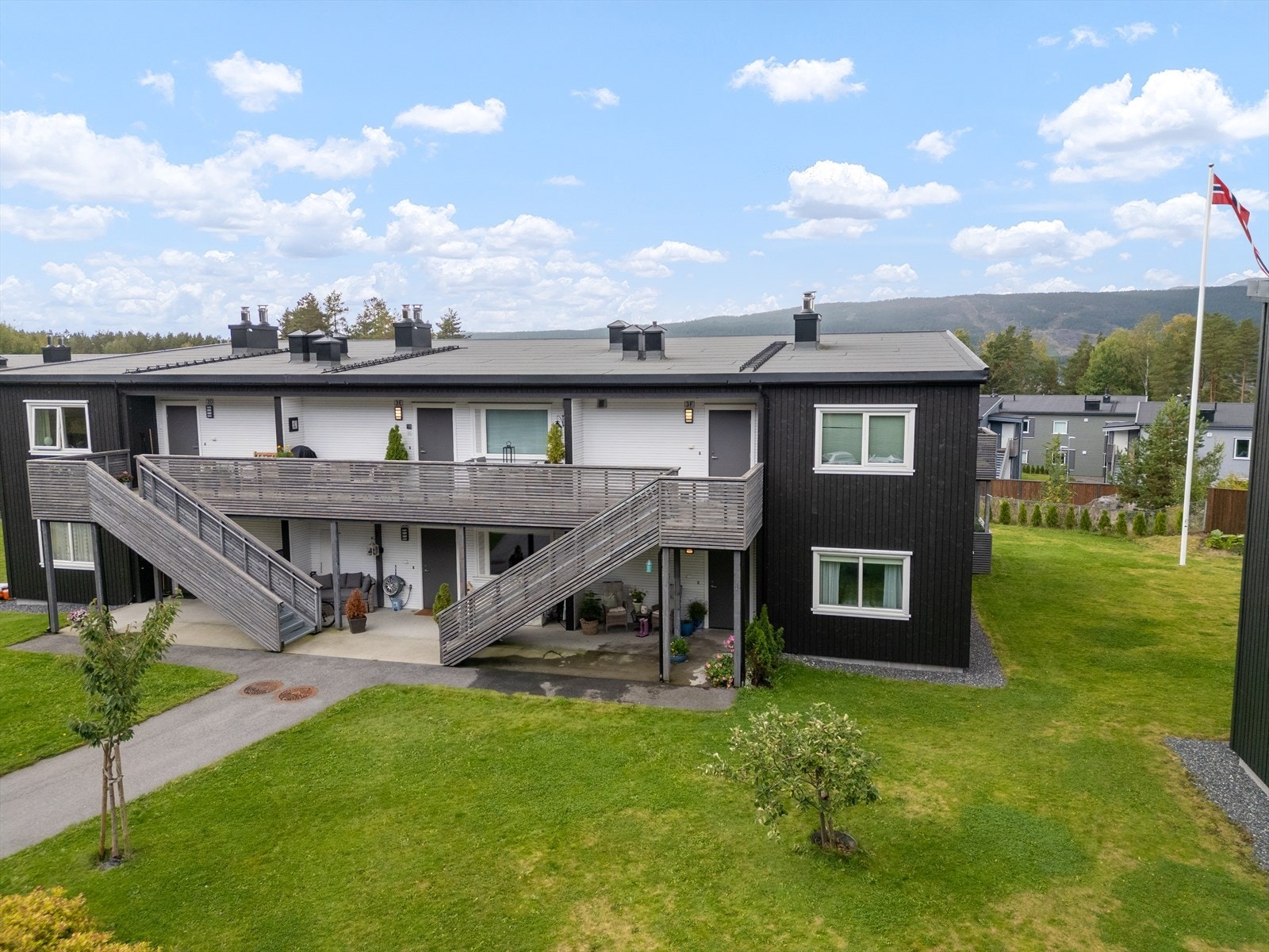 Fasaden sett fra adkomstpartiet. Her brøytes det og holdes i orden, i regi av borettslaget. Galleribilde