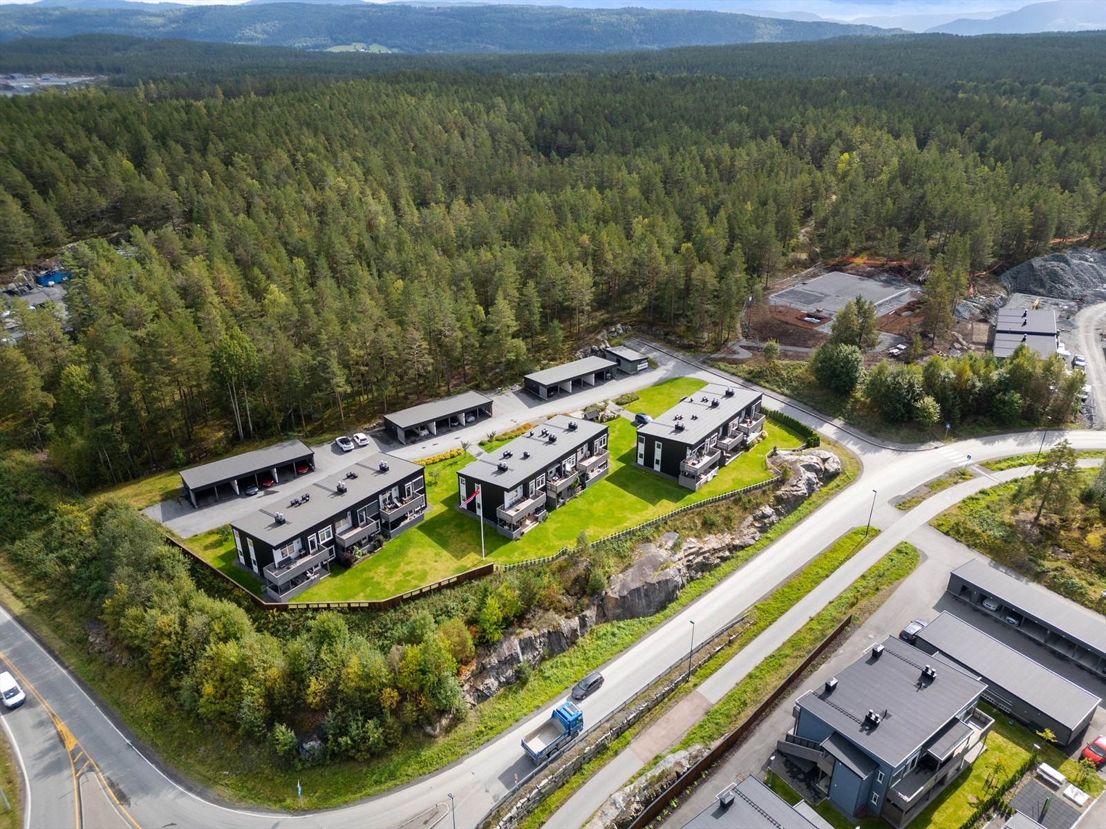 Tett på flotte friområder, med skogen like bak seg. Perfekt for turgåere, eller en luftetur med hunden. Galleribilde