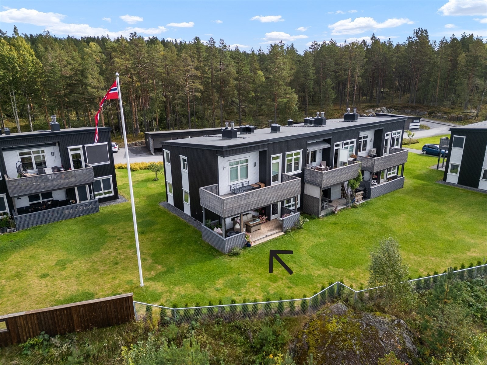 Leiligheten er en del av et grønt og trivelig borettslag, med solrik og flott beliggenhet. Galleribilde