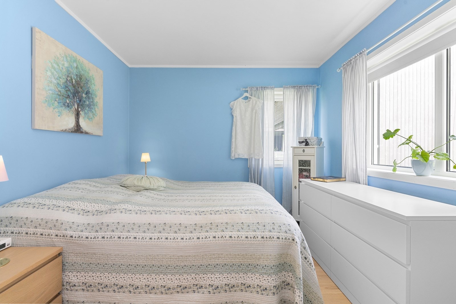 Romslig hovedsoverom med plass til dobbeltseng. Galleribilde