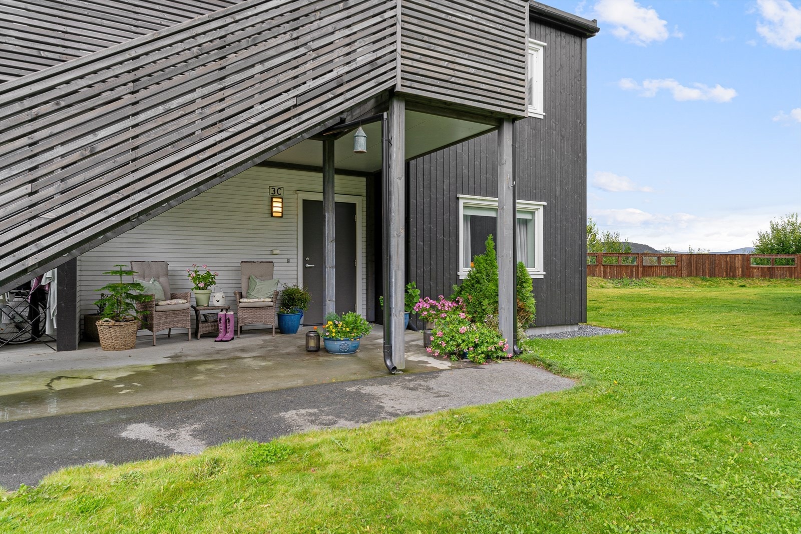 Her har man enkel adkomst fra parkeringsområdet, uten å tenke på trapper. Med alt på samme plan, får man en brukervennlig og praktisk hverdag. Uteplass på hver side av boligen, sikrer mulighet for å kunne justere etter sol og skygge gjennom dagen. Galleribilde