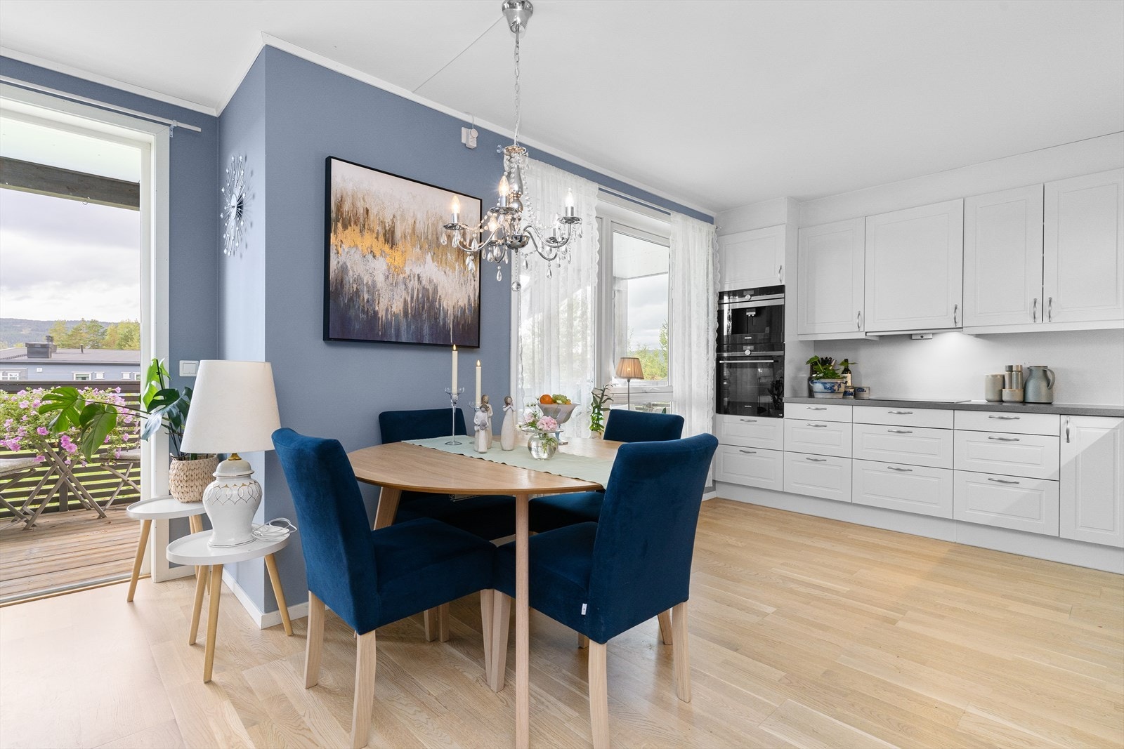 Mellom stuen og kjøkkenet har man plass til en hyggelig spisebordsavdeling. Galleribilde