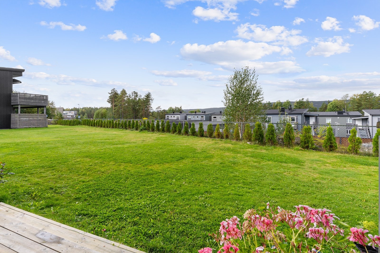 Grønt, frodig og luftig. Et hyggelig, opparbeidet uteområde. Galleribilde