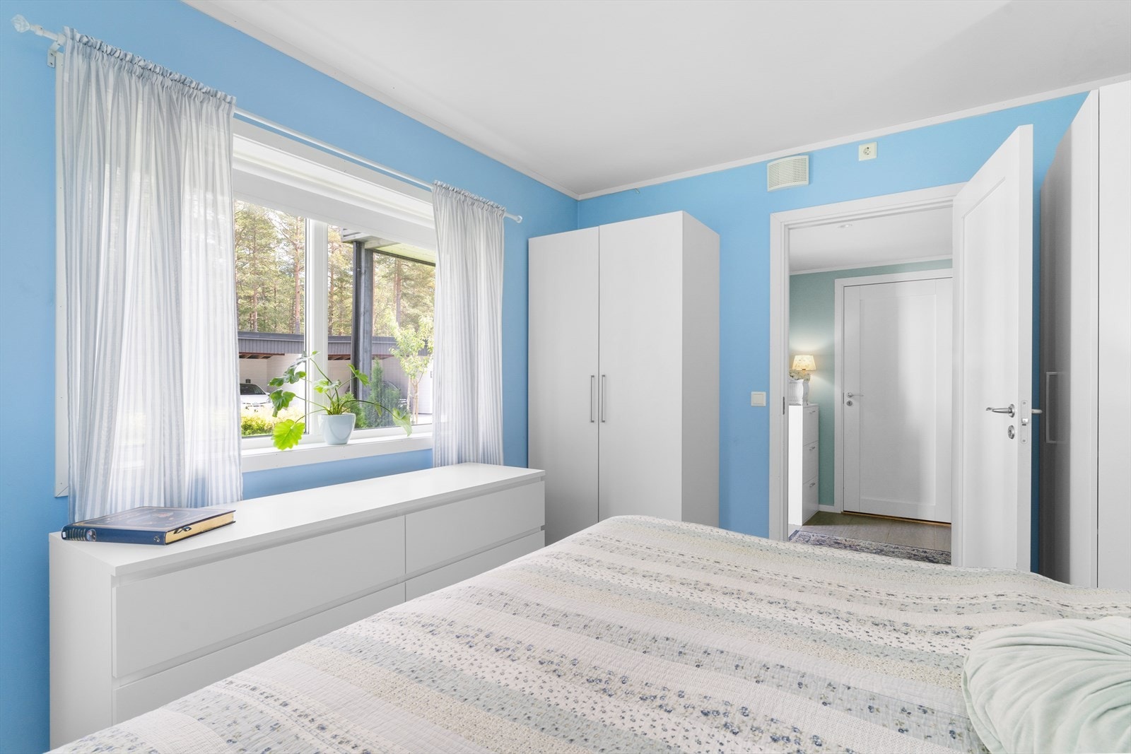 Rommet er av god størrelse, og har godt med garderobeplass, både bak døra, mot vindusposten, og mot gangen. Galleribilde