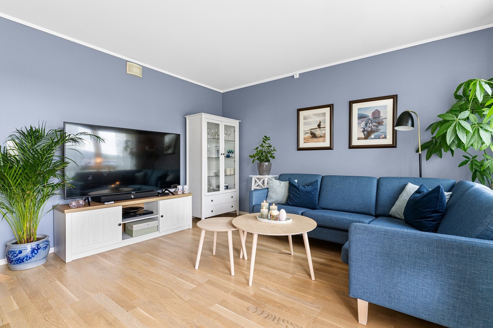 Stuen har plass til en god sofagruppe og egen TV-vegg. Det er også veggplass til et vitrineskap, en sjenk eller annet møbel. Galleribilde