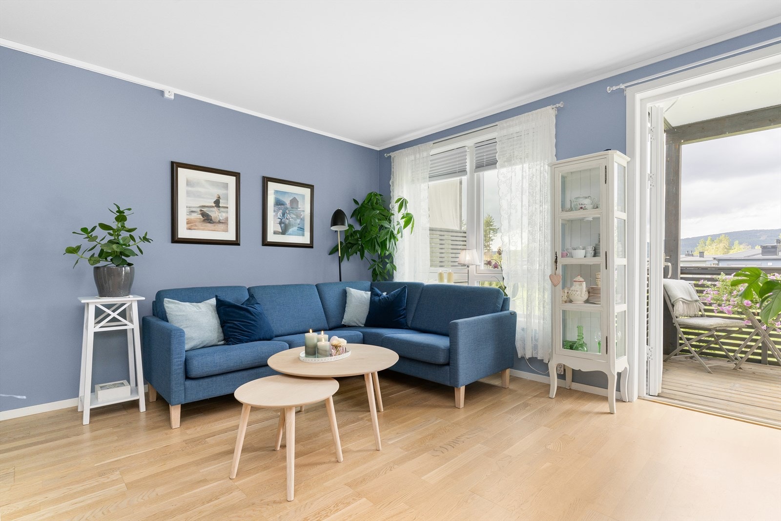 Fra stuen har man direkte adkomst ut på markterrassen i front. Galleribilde