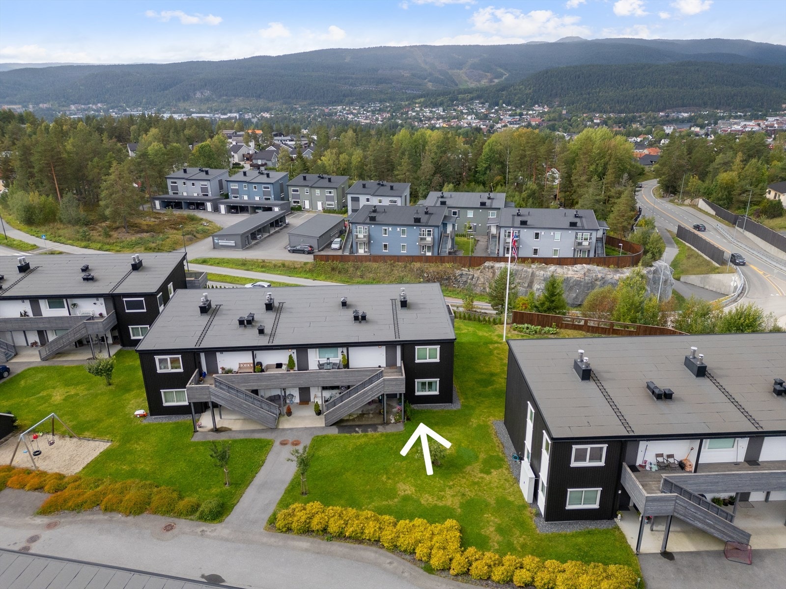 Borettslaget ligger luftig og flott til, og leiligheten har en meget attraktiv internbeliggenhet. Lyst og luftig med flott utsyn foran seg. Galleribilde