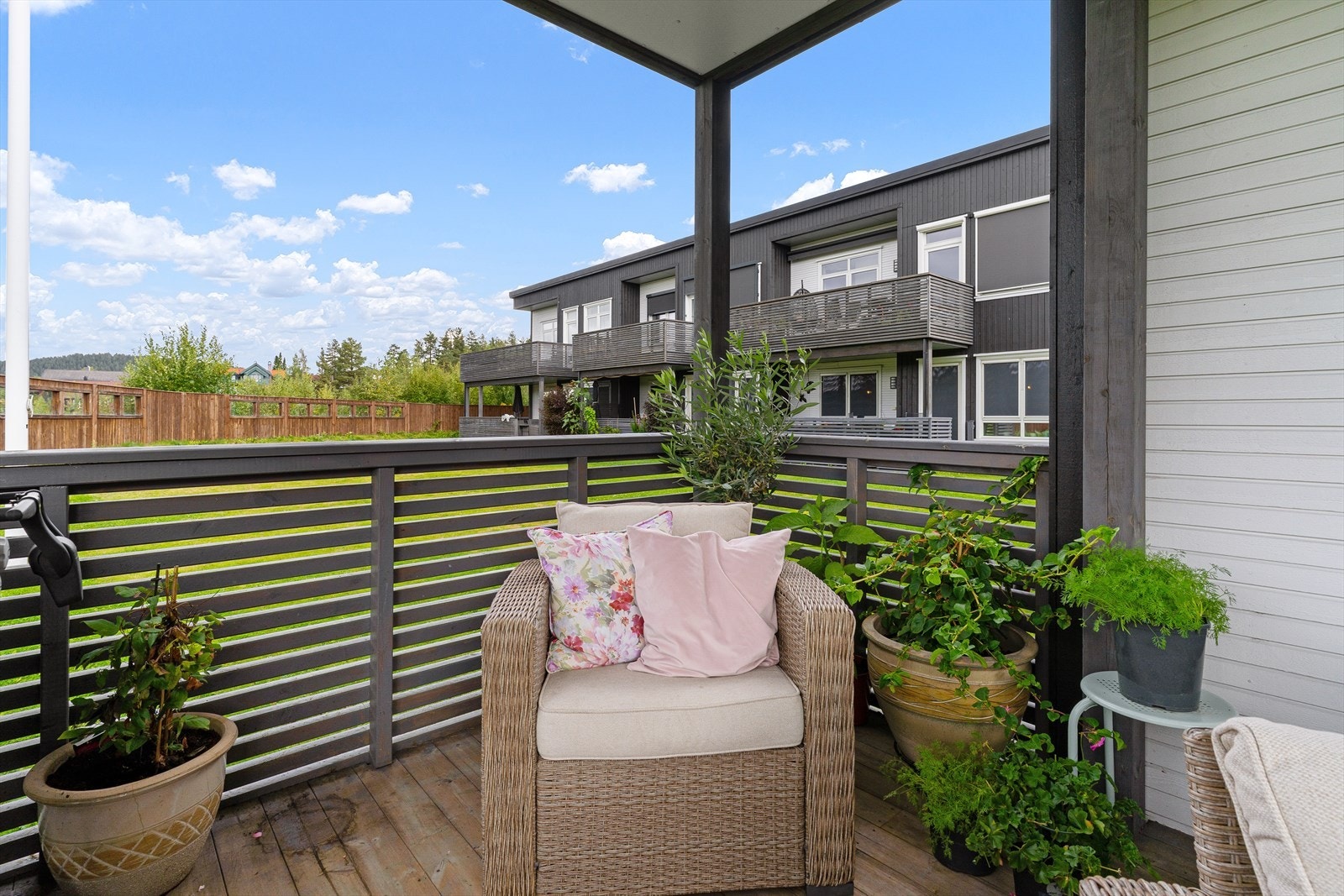 God plass til både ulike sittegrupper og diverse grønne planter. Galleribilde