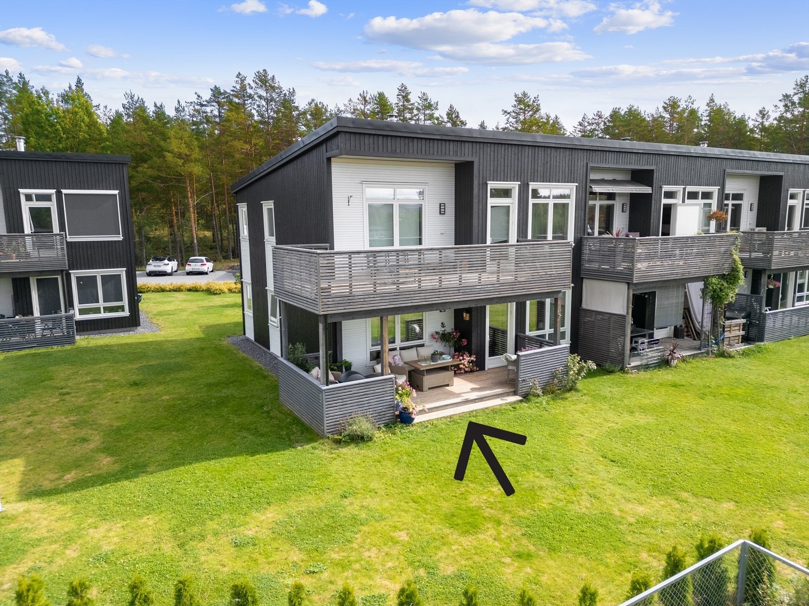 Uteplassen er lun og trivelig, med direkte adkomst ut til plenområder foran. Galleribilde