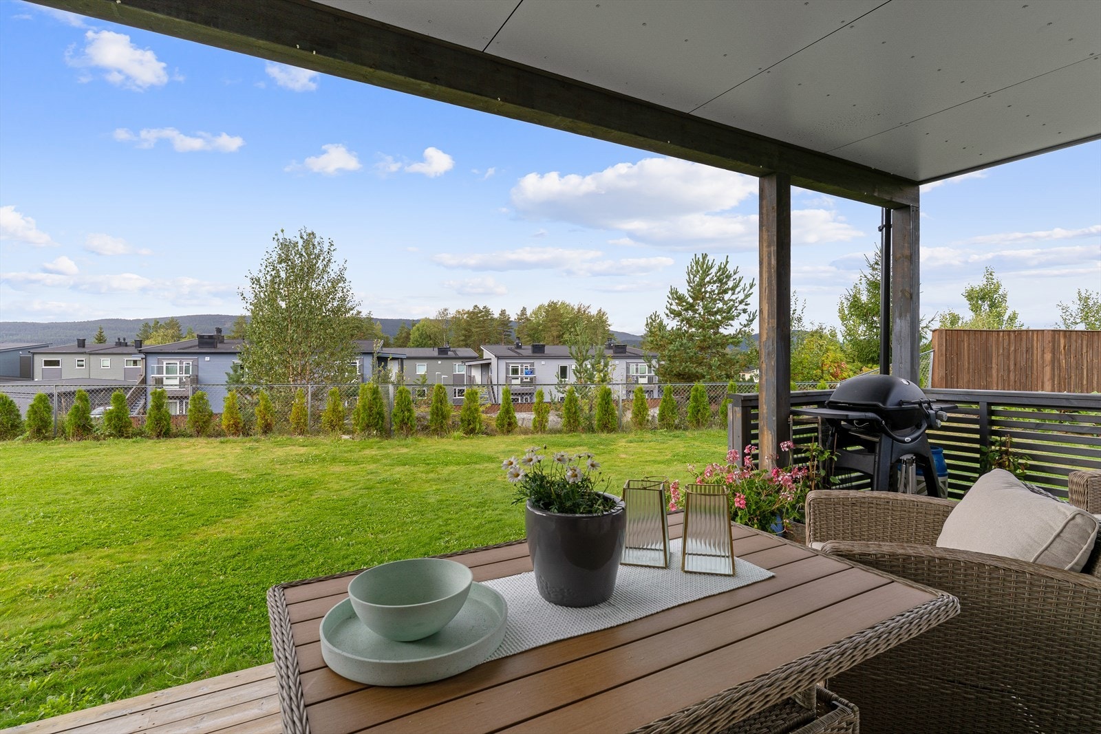 Terrassen er lun og hyggelig med takoverbygg som gir noe skjerming. Utsynet er fritt og solrikt - vestvendt med lang solgang. Galleribilde