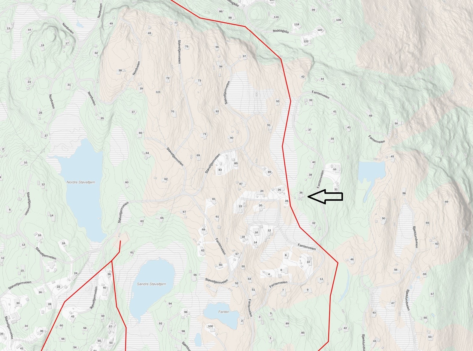 Pilen viser hyttas plassering. De røde linjene er skiløypene. Kartet er hentet fra Sporet.no Galleribilde