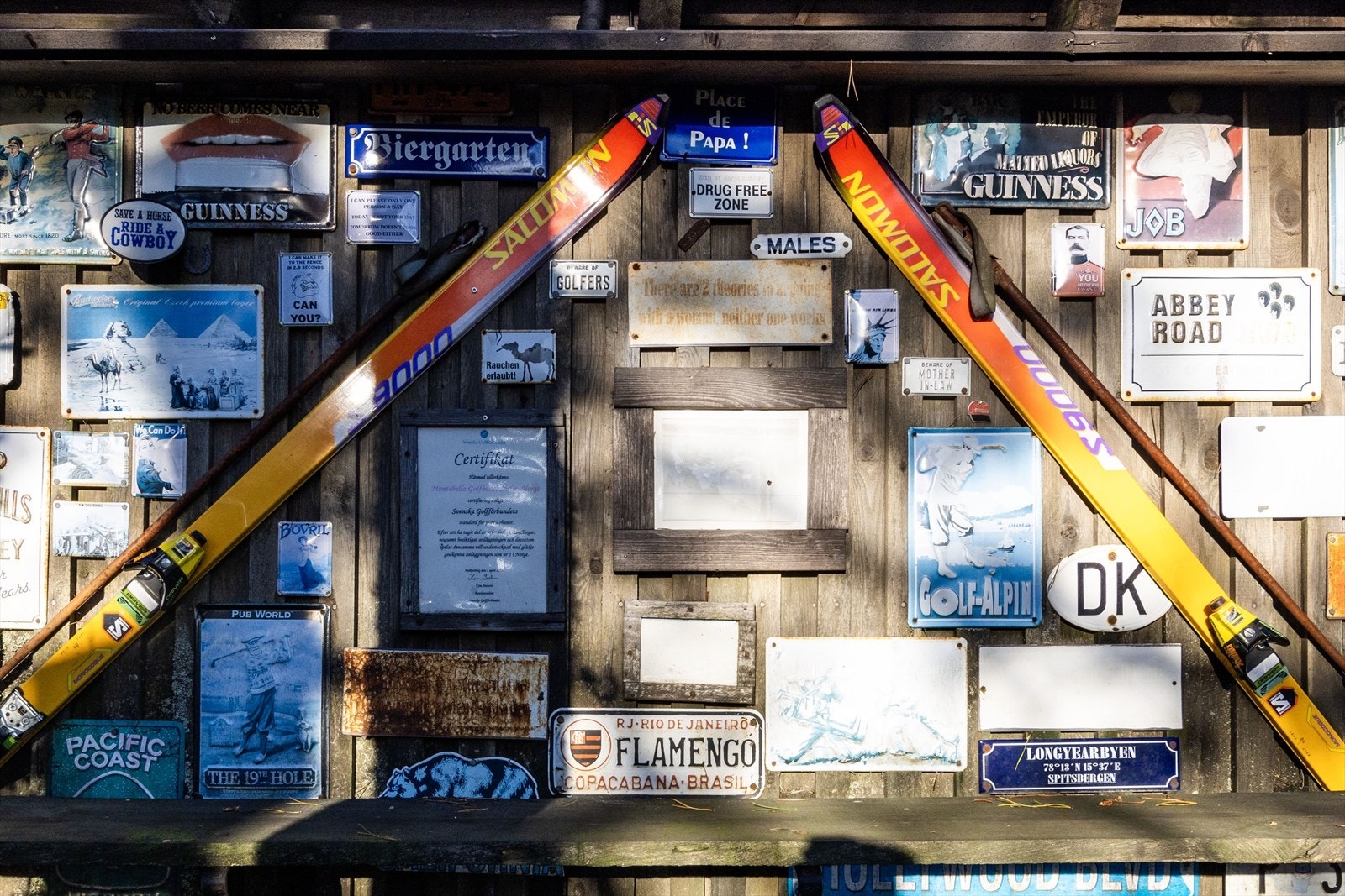 Sydvendt og spennende dekorert uteplass Galleribilde