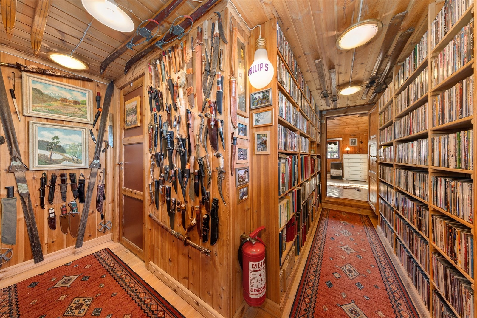 Stemningsfull gang med en solid samling av dvd'er og en innholdsrik knivsamling Galleribilde