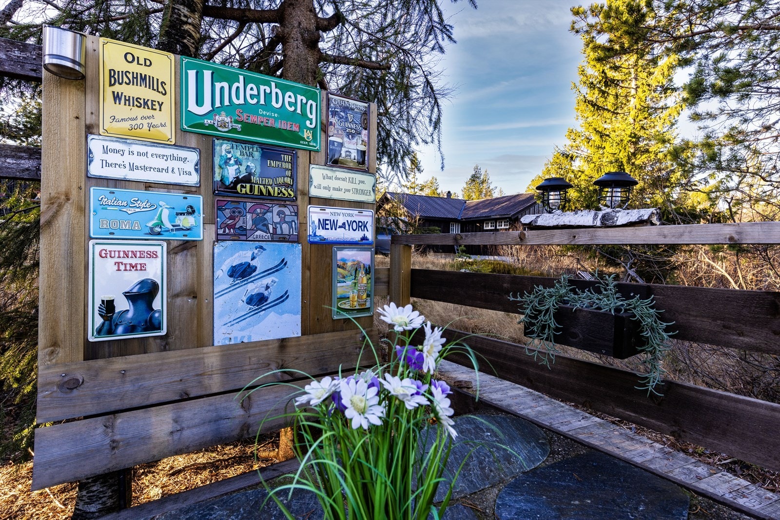 En av de mange uteplassene rundt på tomta Galleribilde