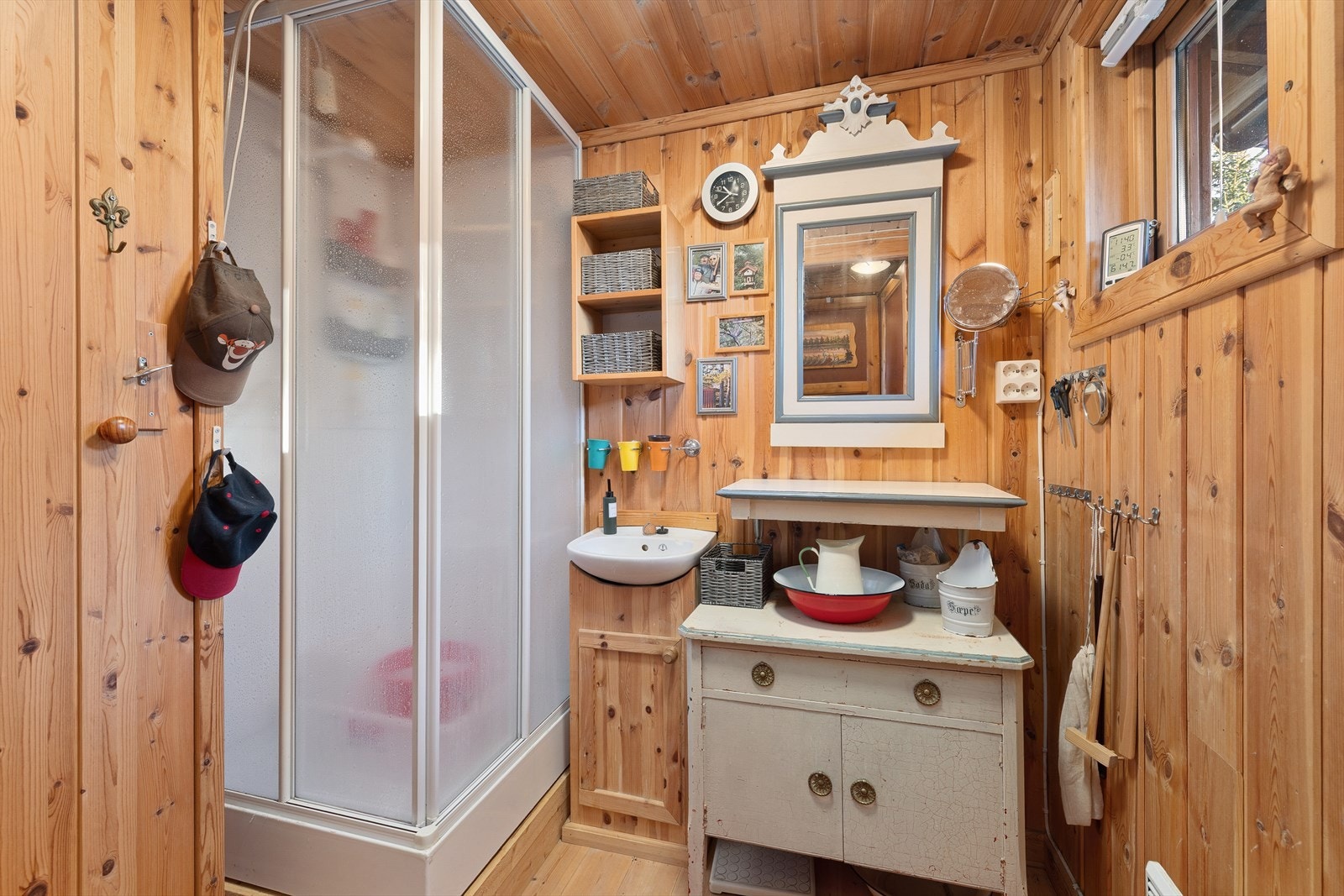 Dusjbad med pumpedusj og håndvask Galleribilde