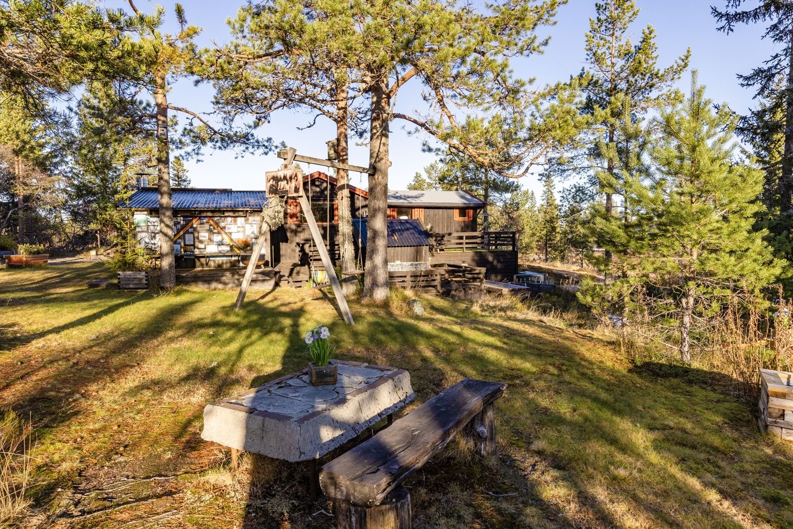 Det er laget en putting golfbane på sydsiden av hytta. Hullene er tydelig markert med flagg ved bruk. Banen er "godkjent" av det svenske golfforbundet :-) Galleribilde