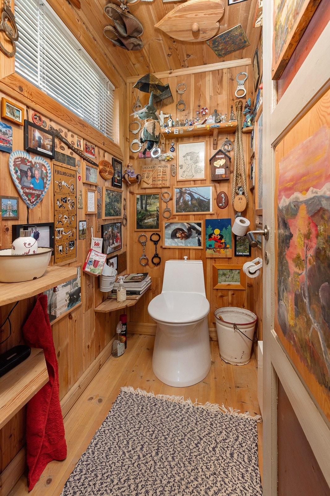 Toalettrom med snurredo og rikelig med detaljer Galleribilde