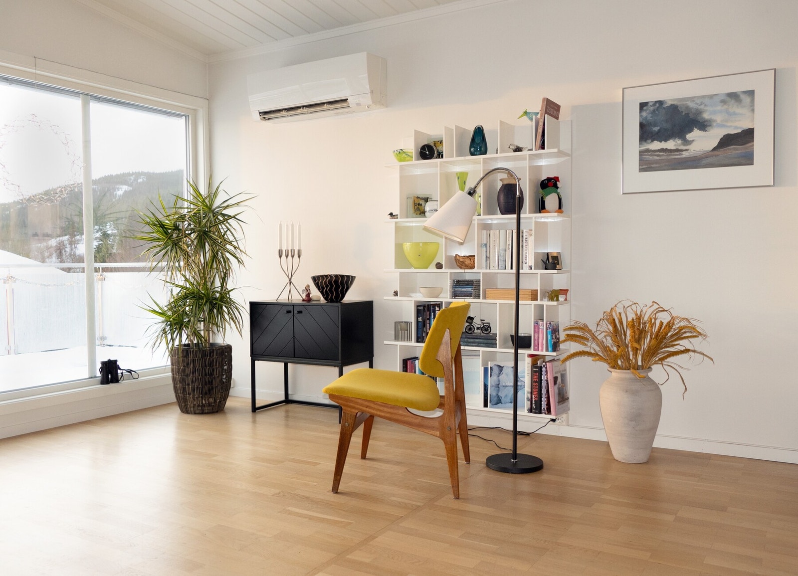 Stuens utforming legger til rette for flere møbleringssoner. Galleribilde