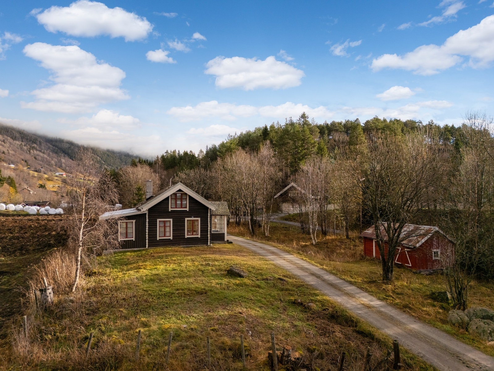 Eiendommen ligger rett over Hol sentrum Galleribilde