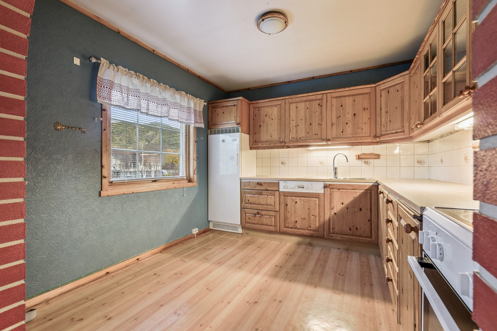 Kjøkkenet byr på godt med skap- og benkplass. Galleribilde