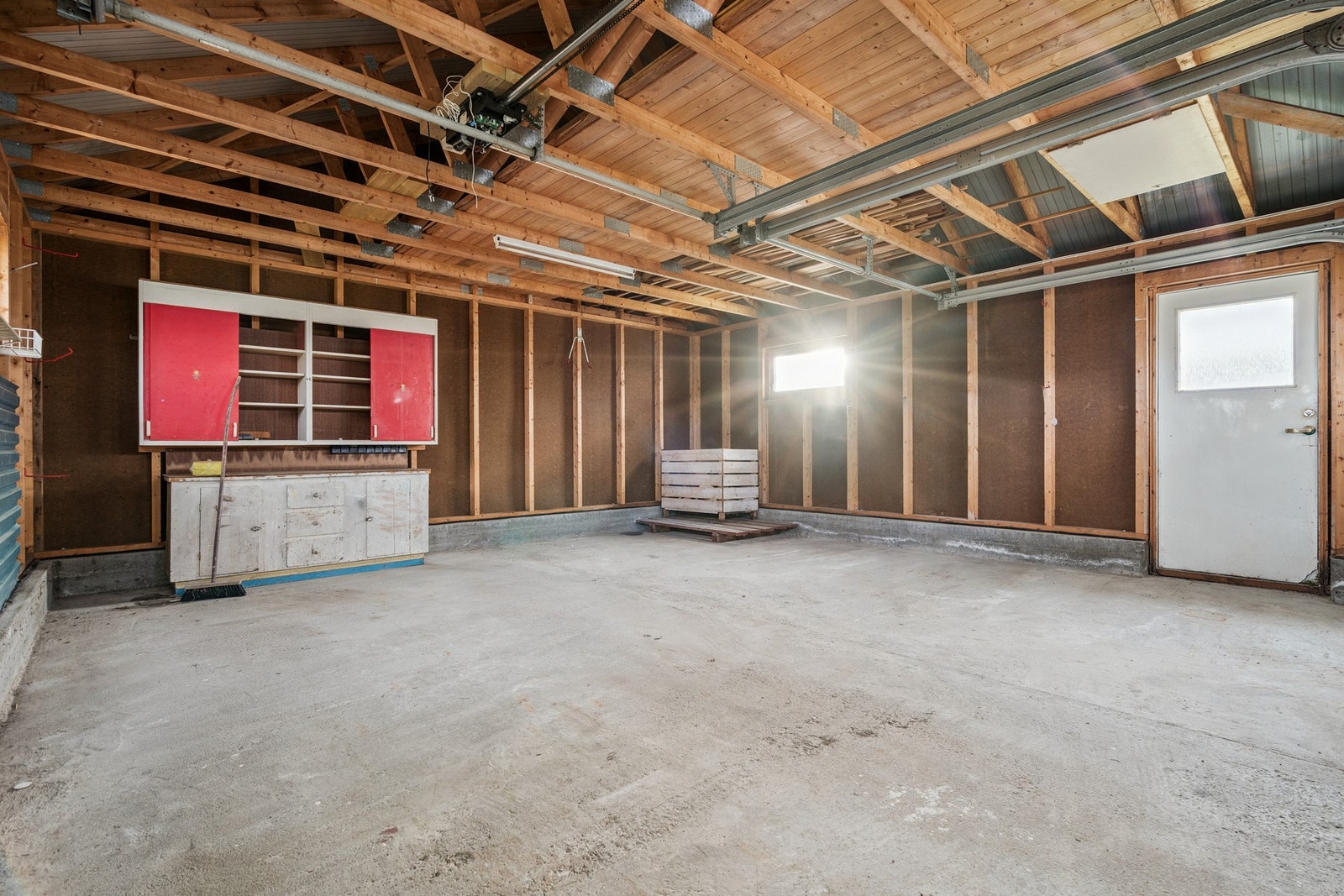 2 garasjeporter og inngangsdør på siden. Galleribilde